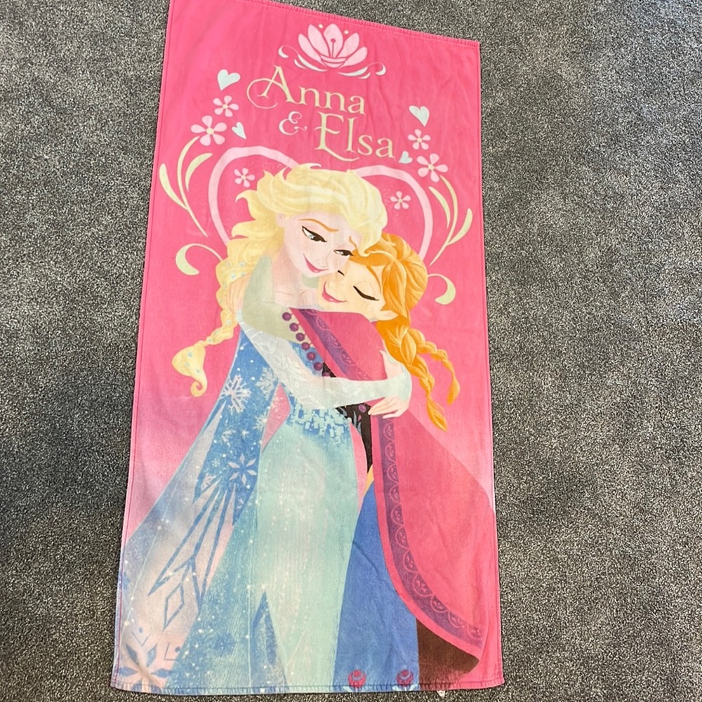 DISNEY beach towel Anna & Elsa
